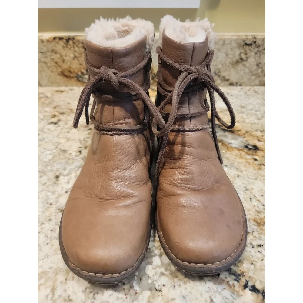 Ugg Women's Caspia 1932 Genuine Shearling Honey Brown Boots Size 8